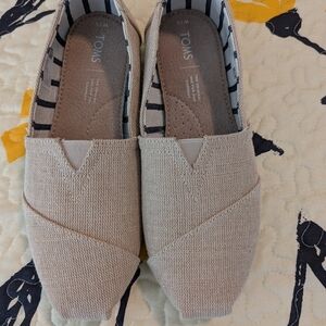 Toms NWOT CREAM SLIP ON Shoes Size 7.5